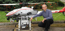 Patrick Fabiani devant le drone Ressac de l'ONERA