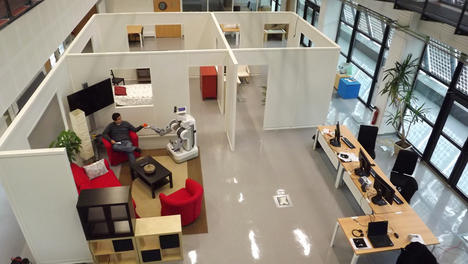 L'appartement reconstitué, à l'intérieur du bâtiment Adream, avec une personne et le robot compagnon PR2