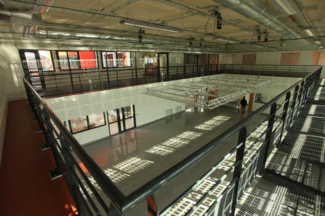 La salle d'expérimentation du bâtiment Adream avec son grill de théâtre