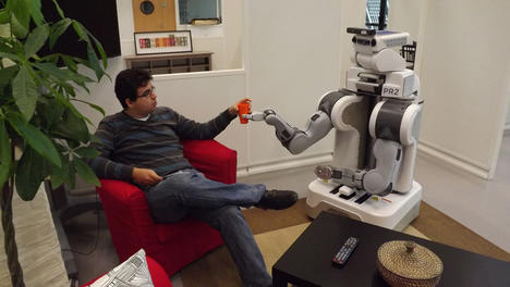 Dans l'appartement reconstitué, dialogue entre le robot PR2 et un doctorant du LAAS