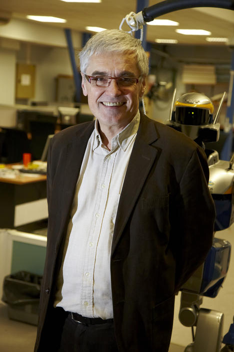 Jean-Paul Laumond au LAAS, le robot HRP2 en arrière plan