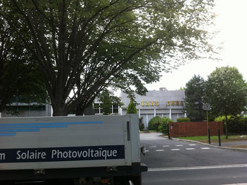 Le camion de livraison des panneaux photovoltaïques du bâtiment Adream